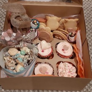 Moggs & Co - Luxury bespoke cakes and cupcakes handbaked in Kirkcaldy, Fife by Heather Parr. Suitable for weddings, celebrations and birthdays.