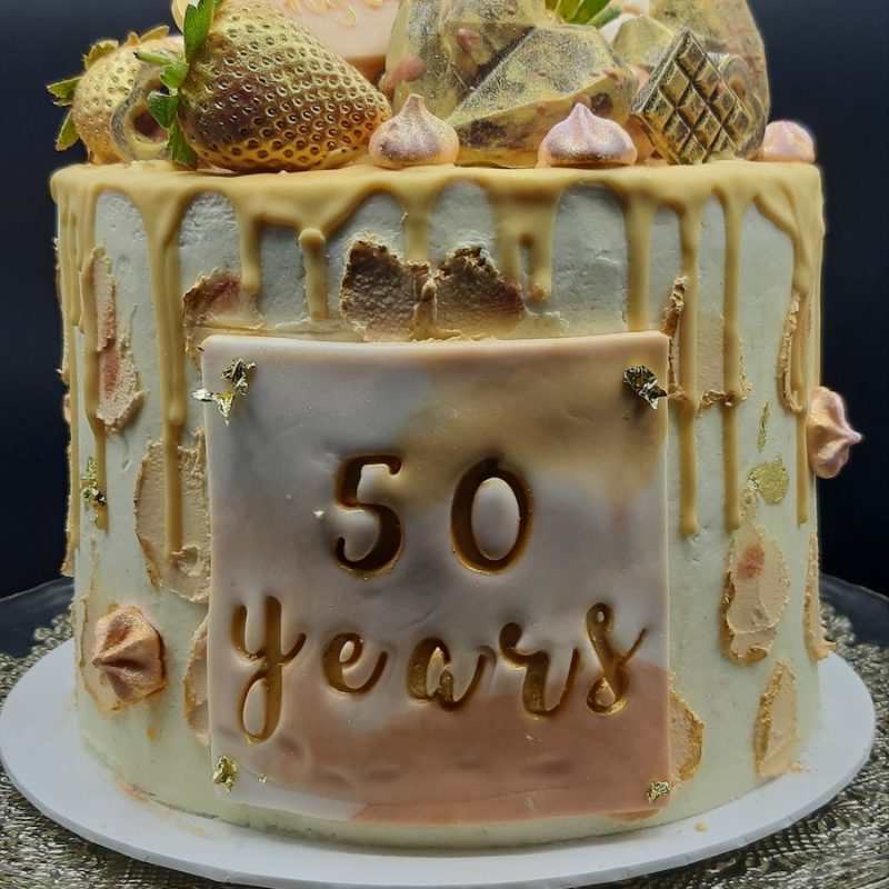 Moggs & Co - Luxury bespoke cakes and cupcakes handbaked in Kirkcaldy, Fife by Heather Parr. Suitable for weddings, celebrations and birthdays.