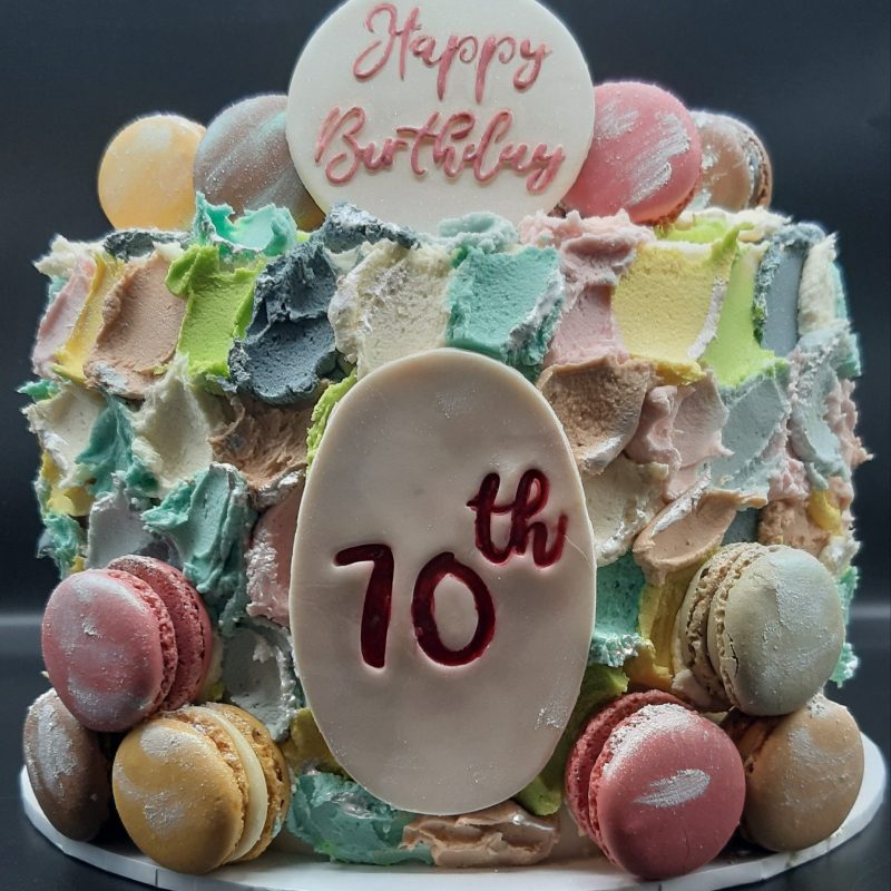 Moggs & Co - Luxury bespoke cakes and cupcakes handbaked in Kirkcaldy, Fife by Heather Parr. Suitable for weddings, celebrations and birthdays.