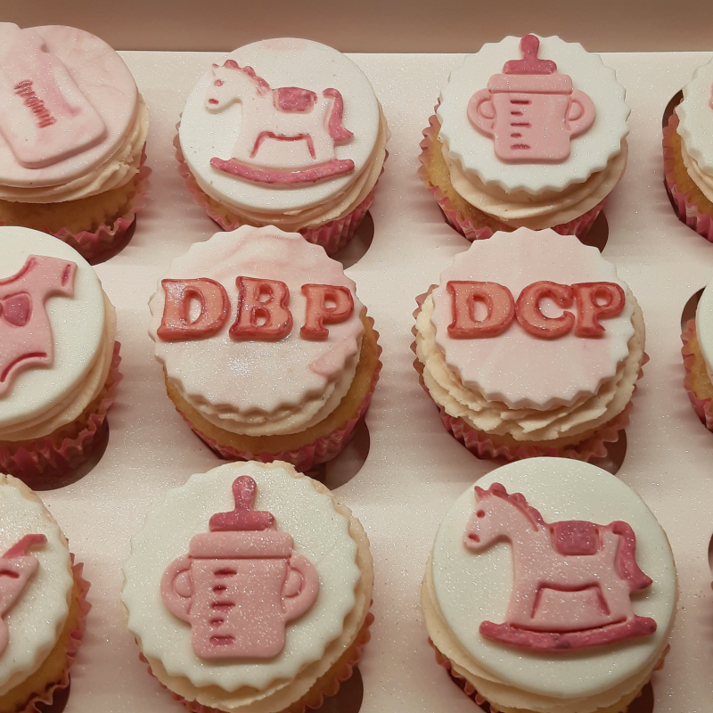 Moggs & Co - Luxury bespoke cakes and cupcakes handbaked in Kirkcaldy, Fife by Heather Parr. Suitable for weddings, celebrations and birthdays.