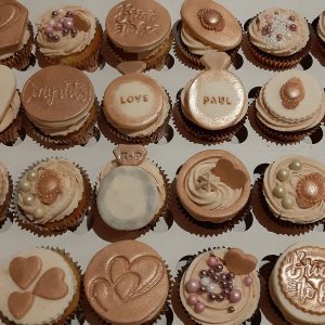 Moggs & Co - Luxury bespoke cakes and cupcakes handbaked in Kirkcaldy, Fife by Heather Parr. Suitable for weddings, celebrations and birthdays.