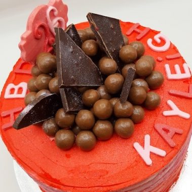 Moggs & Co - Luxury bespoke cakes and cupcakes handbaked in Kirkcaldy, Fife by Heather Parr. Suitable for weddings, celebrations and birthdays.