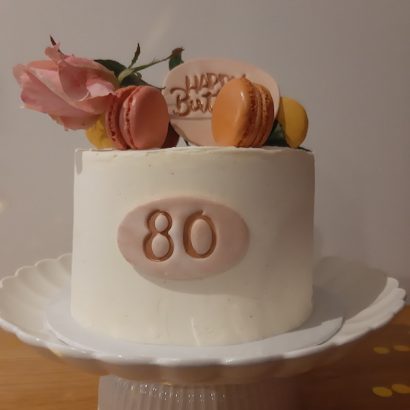 Moggs & Co - Luxury bespoke cakes and cupcakes handbaked in Kirkcaldy, Fife by Heather Parr. Suitable for weddings, celebrations and birthdays.