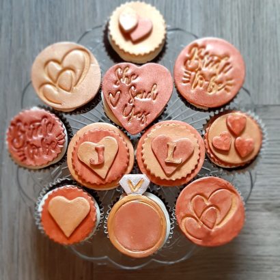 Moggs & Co - Luxury bespoke cakes and cupcakes handbaked in Kirkcaldy, Fife by Heather Parr. Suitable for weddings, celebrations and birthdays.