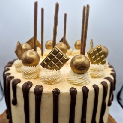 Moggs & Co - Luxury bespoke cakes and cupcakes handbaked in Kirkcaldy, Fife by Heather Parr. Suitable for weddings, celebrations and birthdays.