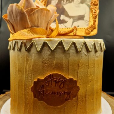 Moggs & Co - Luxury bespoke cakes and cupcakes handbaked in Kirkcaldy, Fife by Heather Parr. Suitable for weddings, celebrations and birthdays.