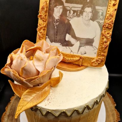 Moggs & Co - Luxury bespoke cakes and cupcakes handbaked in Kirkcaldy, Fife by Heather Parr. Suitable for weddings, celebrations and birthdays.