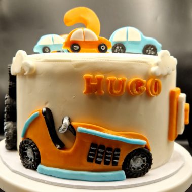 Moggs & Co - Luxury bespoke cakes and cupcakes handbaked in Kirkcaldy, Fife by Heather Parr. Suitable for weddings, celebrations and birthdays.