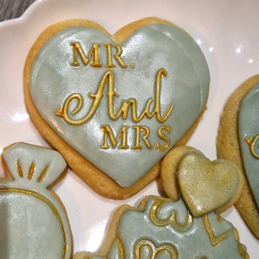 Moggs & Co - Luxury bespoke cakes and cupcakes handbaked in Kirkcaldy, Fife by Heather Parr. Suitable for weddings, celebrations and birthdays.