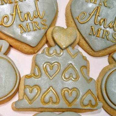 Moggs & Co - Luxury bespoke cakes and cupcakes handbaked in Kirkcaldy, Fife by Heather Parr. Suitable for weddings, celebrations and birthdays.