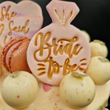 Moggs & Co - Luxury bespoke cakes and cupcakes handbaked in Kirkcaldy, Fife by Heather Parr. Suitable for weddings, celebrations and birthdays.