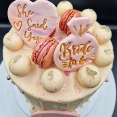 Moggs & Co - Luxury bespoke cakes and cupcakes handbaked in Kirkcaldy, Fife by Heather Parr. Suitable for weddings, celebrations and birthdays.