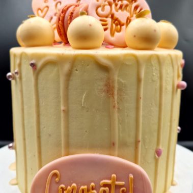 Moggs & Co - Luxury bespoke cakes and cupcakes handbaked in Kirkcaldy, Fife by Heather Parr. Suitable for weddings, celebrations and birthdays.