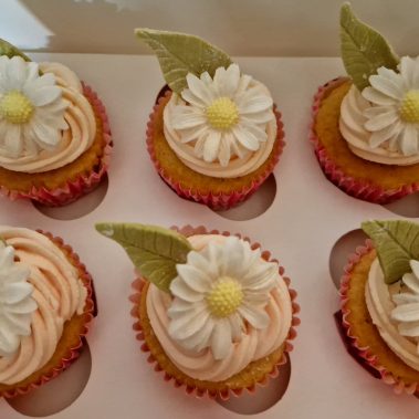 Moggs & Co - Luxury bespoke cakes and cupcakes handbaked in Kirkcaldy, Fife by Heather Parr. Suitable for weddings, celebrations and birthdays.