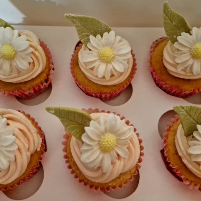 Moggs & Co - Luxury bespoke cakes and cupcakes handbaked in Kirkcaldy, Fife by Heather Parr. Suitable for weddings, celebrations and birthdays.