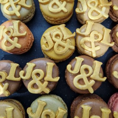 Moggs & Co - Luxury bespoke cakes and cupcakes handbaked in Kirkcaldy, Fife by Heather Parr. Suitable for weddings, celebrations and birthdays.