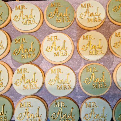 Moggs & Co - Luxury bespoke cakes and cupcakes handbaked in Kirkcaldy, Fife by Heather Parr. Suitable for weddings, celebrations and birthdays.