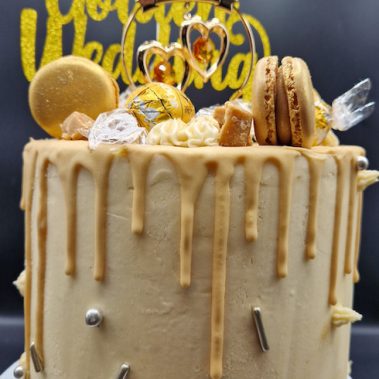 Moggs & Co - Luxury bespoke cakes and cupcakes handbaked in Kirkcaldy, Fife by Heather Parr. Suitable for weddings, celebrations and birthdays.