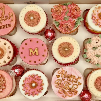 Moggs & Co - Luxury bespoke cakes and cupcakes handbaked in Kirkcaldy, Fife by Heather Parr. Suitable for weddings, celebrations and birthdays.