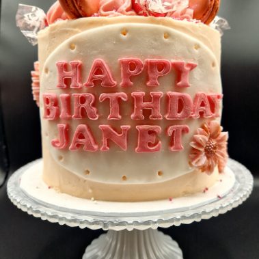 Moggs & Co - Luxury bespoke cakes and cupcakes handbaked in Kirkcaldy, Fife by Heather Parr. Suitable for weddings, celebrations and birthdays.