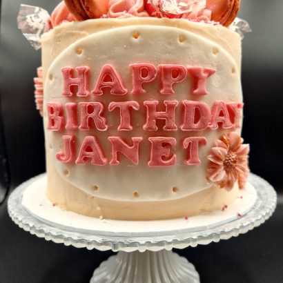 Moggs & Co - Luxury bespoke cakes and cupcakes handbaked in Kirkcaldy, Fife by Heather Parr. Suitable for weddings, celebrations and birthdays.