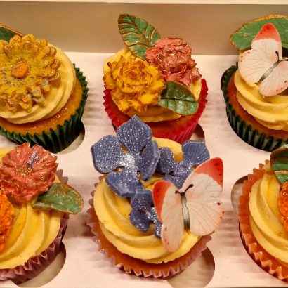 Moggs & Co - Luxury bespoke cakes and cupcakes handbaked in Kirkcaldy, Fife by Heather Parr. Suitable for weddings, celebrations and birthdays.