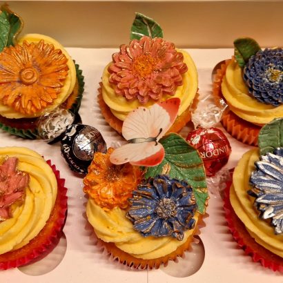 Moggs & Co - Luxury bespoke cakes and cupcakes handbaked in Kirkcaldy, Fife by Heather Parr. Suitable for weddings, celebrations and birthdays.