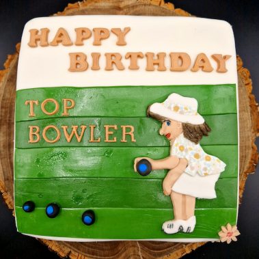 Moggs & Co - Luxury bespoke cakes and cupcakes handbaked in Kirkcaldy, Fife by Heather Parr. Suitable for weddings, celebrations and birthdays.