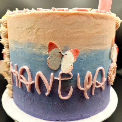 Moggs & Co - Luxury bespoke cakes and cupcakes handbaked in Kirkcaldy, Fife by Heather Parr. Suitable for weddings, celebrations and birthdays.