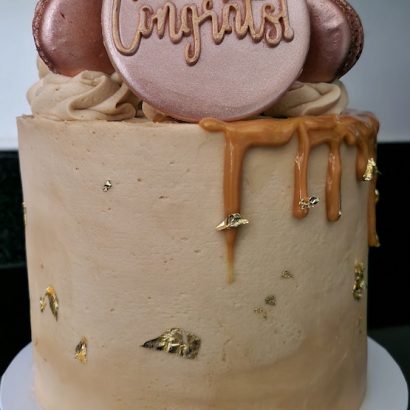 Moggs & Co - Luxury bespoke cakes and cupcakes handbaked in Kirkcaldy, Fife by Heather Parr. Suitable for weddings, celebrations and birthdays.