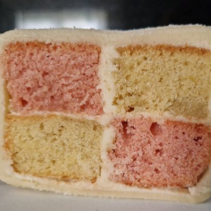 Moggs & Co - Luxury bespoke cakes and cupcakes handbaked in Kirkcaldy, Fife by Heather Parr. Suitable for weddings, celebrations and birthdays.