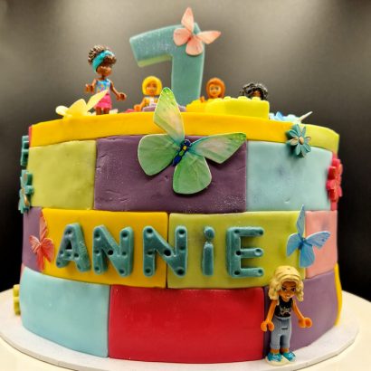 Moggs & Co - Luxury bespoke cakes and cupcakes handbaked in Kirkcaldy, Fife by Heather Parr. Suitable for weddings, celebrations and birthdays.