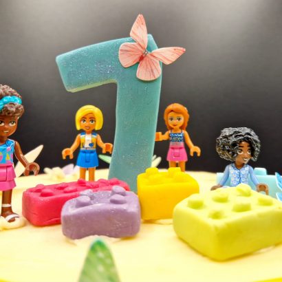 Moggs & Co - Luxury bespoke cakes and cupcakes handbaked in Kirkcaldy, Fife by Heather Parr. Suitable for weddings, celebrations and birthdays.