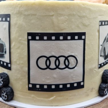 Moggs & Co - Luxury bespoke cakes and cupcakes handbaked in Kirkcaldy, Fife by Heather Parr. Suitable for weddings, celebrations and birthdays.