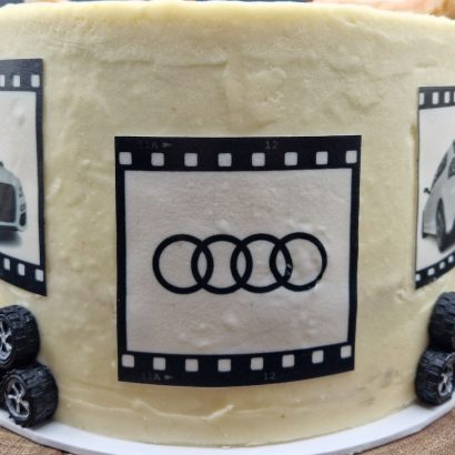 Moggs & Co - Luxury bespoke cakes and cupcakes handbaked in Kirkcaldy, Fife by Heather Parr. Suitable for weddings, celebrations and birthdays.