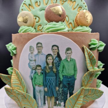 Moggs & Co - Luxury bespoke cakes and cupcakes handbaked in Kirkcaldy, Fife by Heather Parr. Suitable for weddings, celebrations and birthdays.