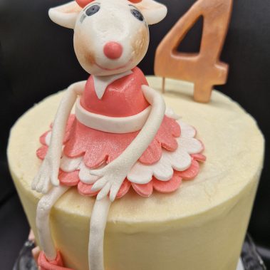 Moggs & Co - Luxury bespoke cakes and cupcakes handbaked in Kirkcaldy, Fife by Heather Parr. Suitable for weddings, celebrations and birthdays.