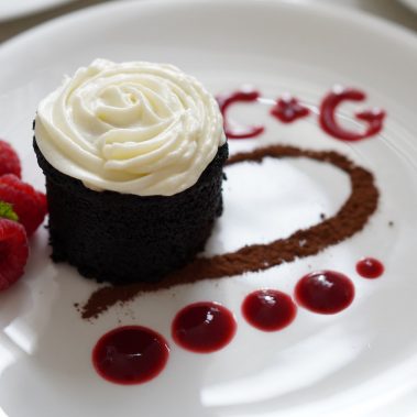 Moggs & Co - Luxury bespoke cakes and cupcakes handbaked in Kirkcaldy, Fife by Heather Parr. Suitable for weddings, celebrations and birthdays.